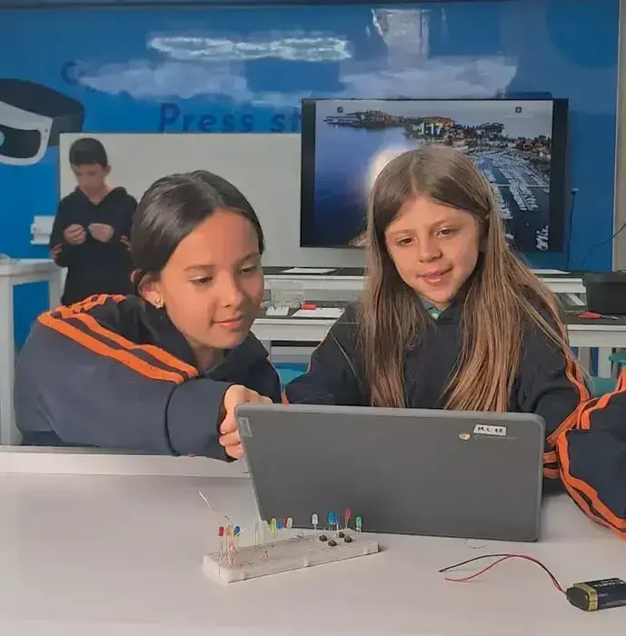 Niños y niñas disfrutando y aprendiendo en Innova Schools Tunja — educación para la vida real