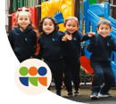 Grupo de cuatro niños pequeños jugando en un parque de la sede de innova schools.