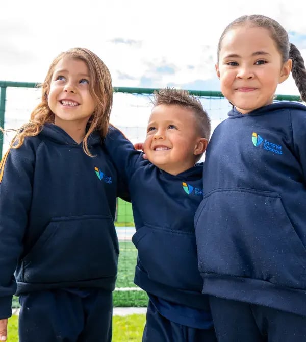 Niños y niñas disfrutando y aprendiendo en Innova Schools Tunja — educación para la vida real