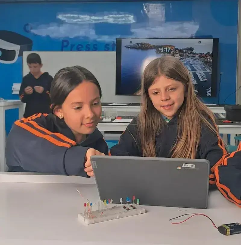 Niños y niñas disfrutando y aprendiendo en Innova Schools Tunja — educación para la vida real