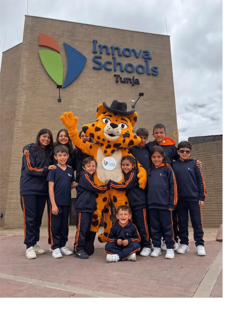 Niños y niñas disfrutando y aprendiendo en Innova Schools Tunja — educación para la vida real