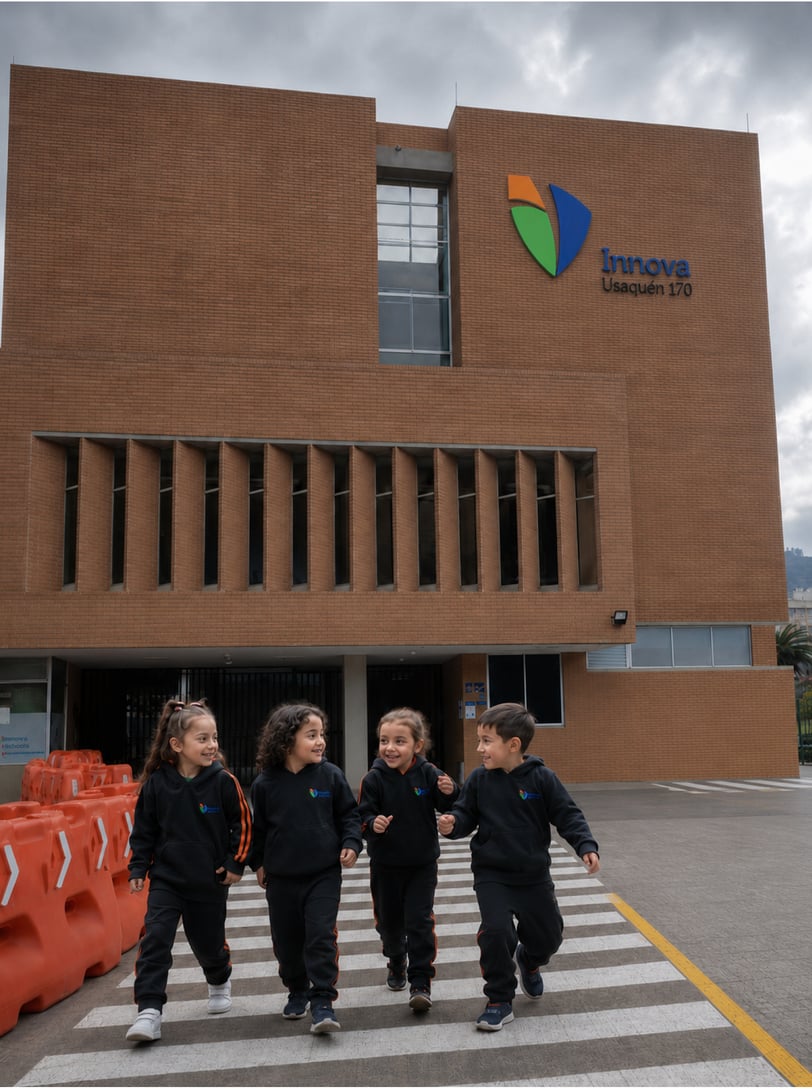 Niños y niñas disfrutando y aprendiendo en Innova Schools Tunja — educación para la vida real