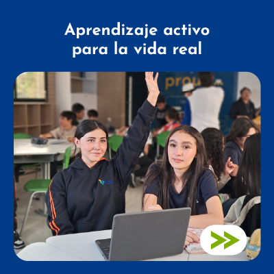 Dos niños leyendo un libro en el aula de clases.