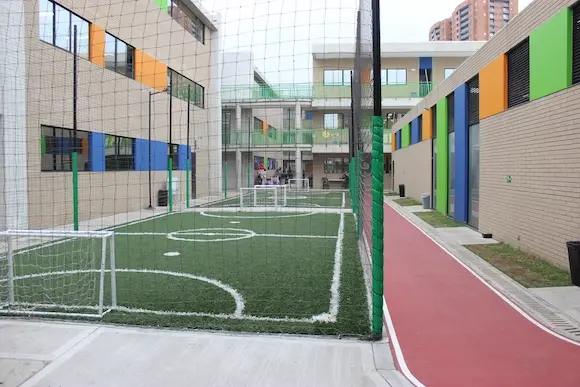 Canchas deportivas múltiples y zonas recreativas en el colegio Innova Schools sede Niza, Bogotá.