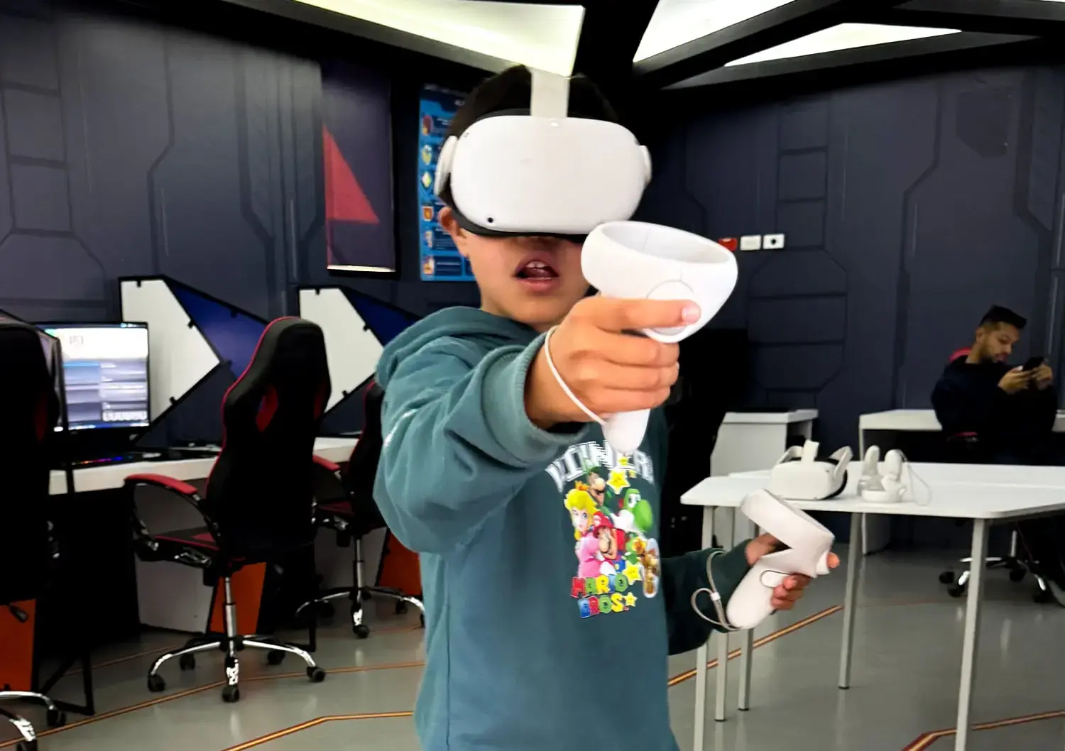 Estudiante usando gafas y controles de realidad virtual en un aula tecnológica de Innova Schools.