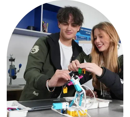jovenes-estudiantes-robotica