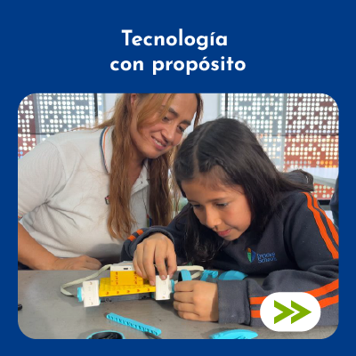Niño con auriculares en simulador de carreras con niña sonriendo detrás.