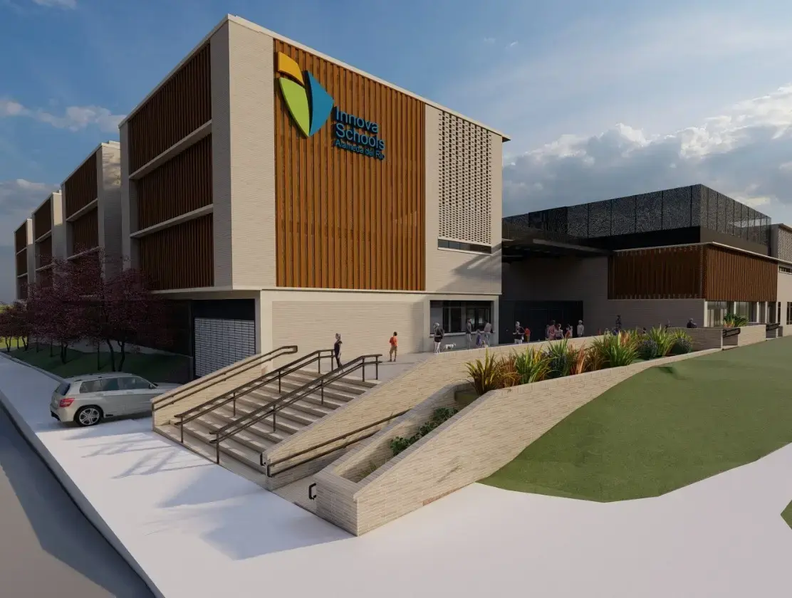 Fachada principal y diseño arquitectónico del colegio Innova Schools Alameda del Río en Barranquilla con acceso peatonal y zonas verdes de la sede Alameda del Rio en Barranquilla.