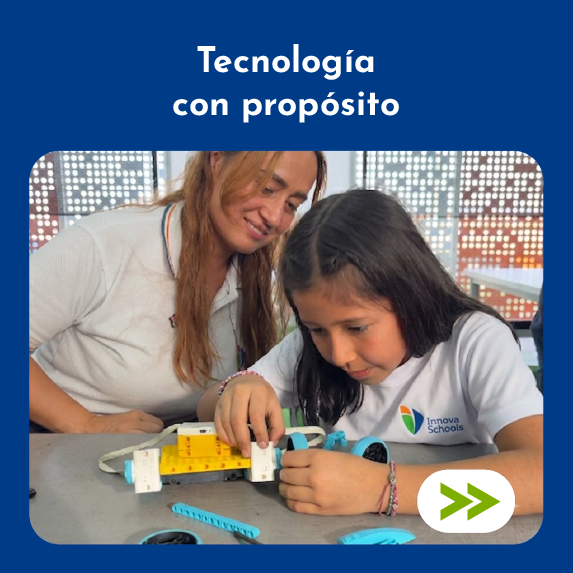 Niño con auriculares en simulador de carreras con niña sonriendo detrás.