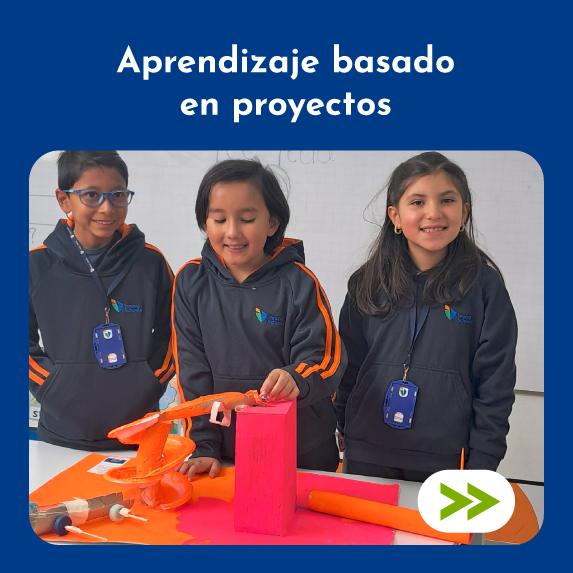 Dos niños leyendo un libro en el aula de clases.