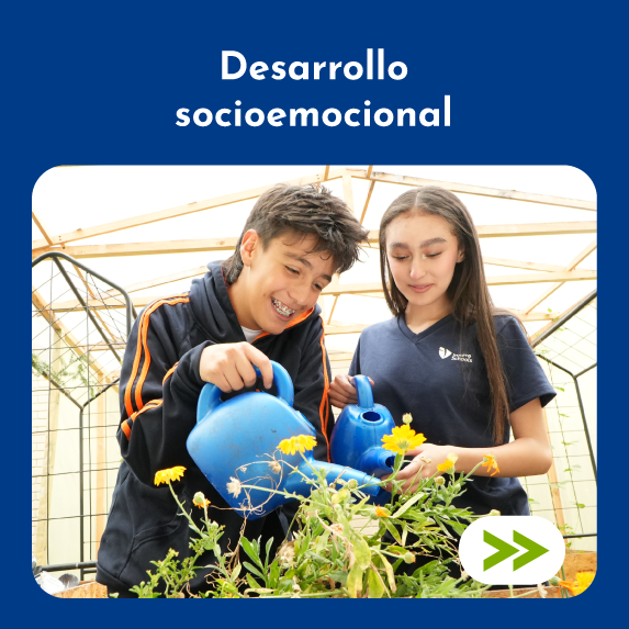 Estudiantes de secundaria y su maestro utilizando computadoras portátiles en un aula colaborativa.