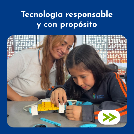 Niño con auriculares en simulador de carreras con niña sonriendo detrás.