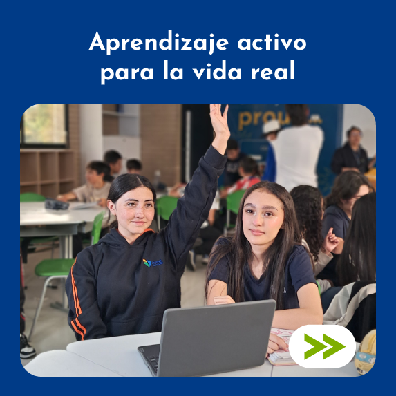Dos niños leyendo un libro en el aula de clases.