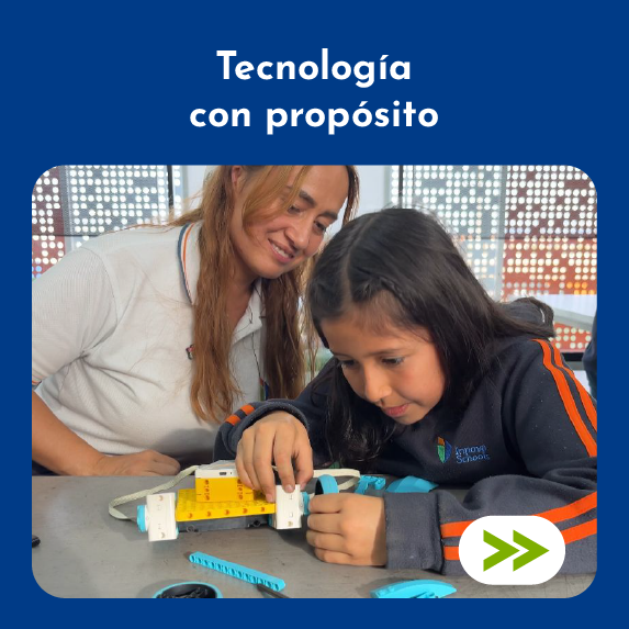 Niño con auriculares en simulador de carreras con niña sonriendo detrás.